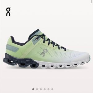 On running Cloudflow. Meadow/White womens Sz 9
Light, fast and fully cushioned.